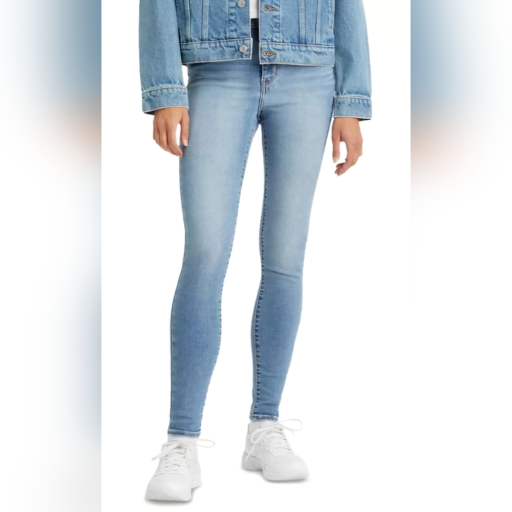 Women's Levi's 720 High Rise Super Skinny in Medium Wash Denim Size US 28 | EUC